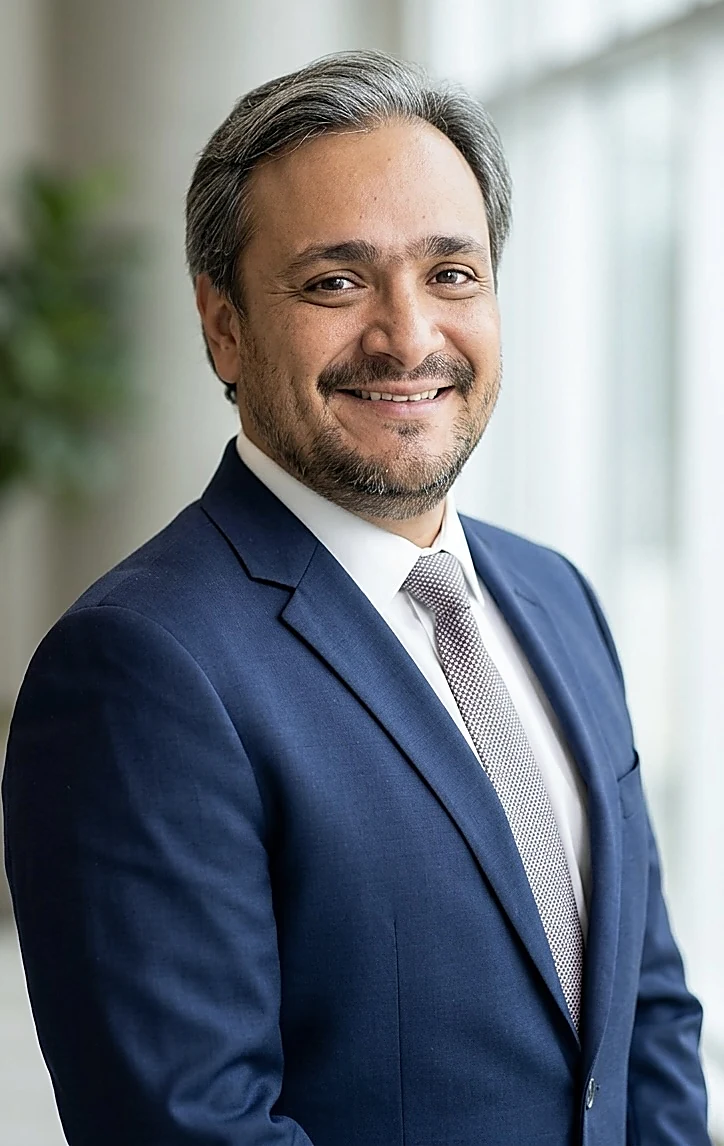 Roberto Carlos Ramírez Arias en traje azul